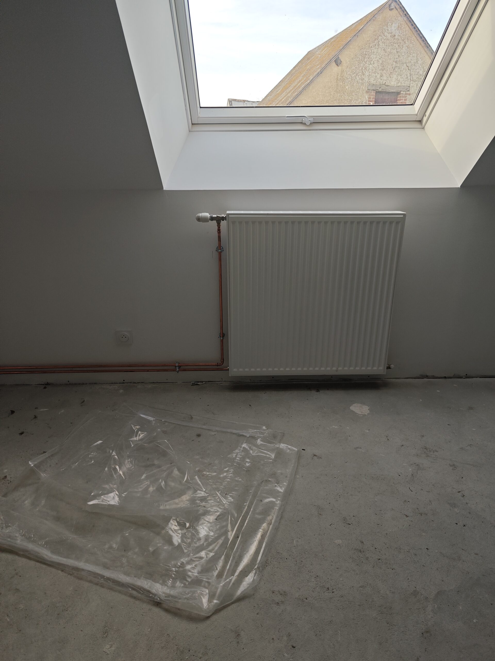 pose de radiateur en rénovation total dimensionné pour fonctionne en basse température l'idéal pour le fonctionnement des pompe a chaleur