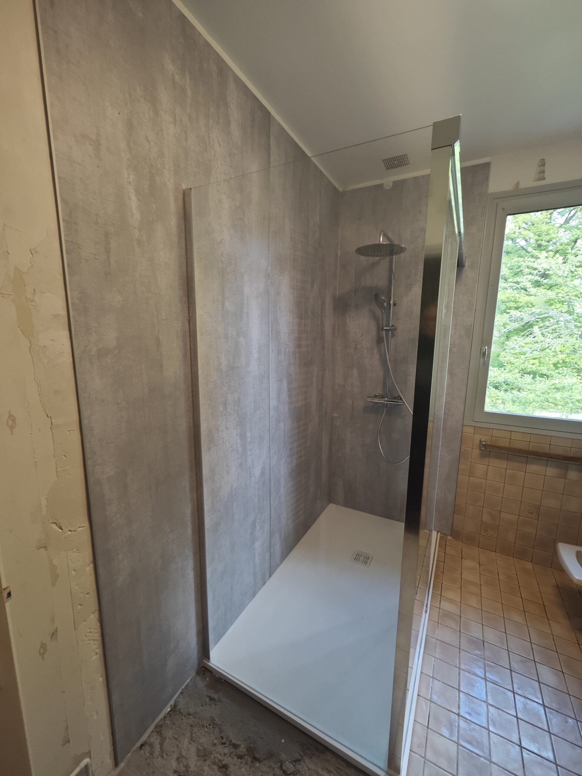 Remplacement d'une baignoire par un bac extra plats effet granite 180X90 ainsi qu'une parois de douche avec porte coulissante nous avons posé au mur des panneau vipanel ce sont des panneau avec de multiple coloris mais aussi personnalisable a souhait vous pourrais voir les différentes possibilité sur ceux site https://www.roth-france.fr/espace-douche/panneaux-vipanel