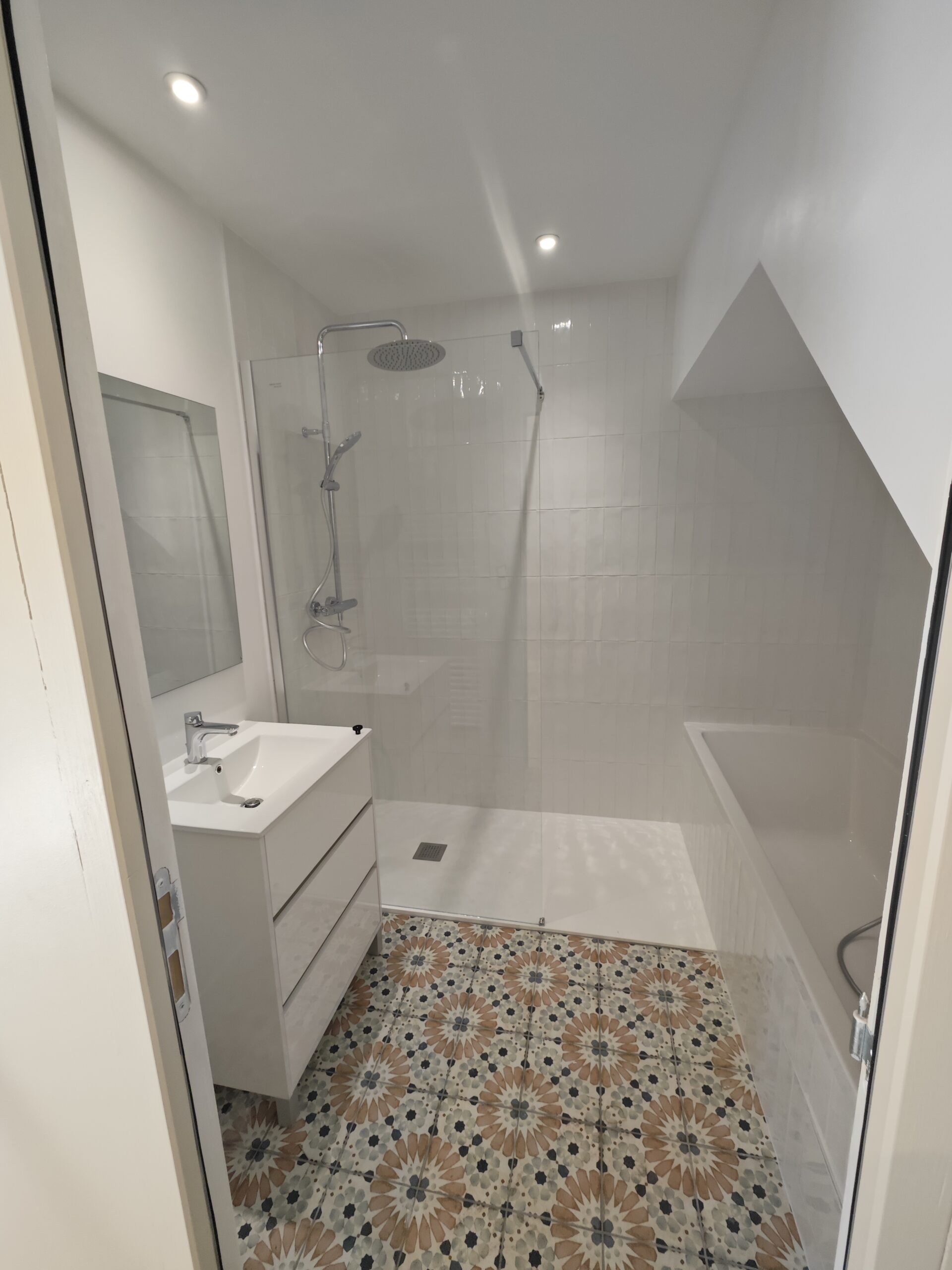 Création d'un salle de bain avec toutes les commodité grand douche de 80X160 en bac extra plats effet granite belle baignoire en 170X70 et sont petit meuble vasque 3 tiroir de 60 cm de large